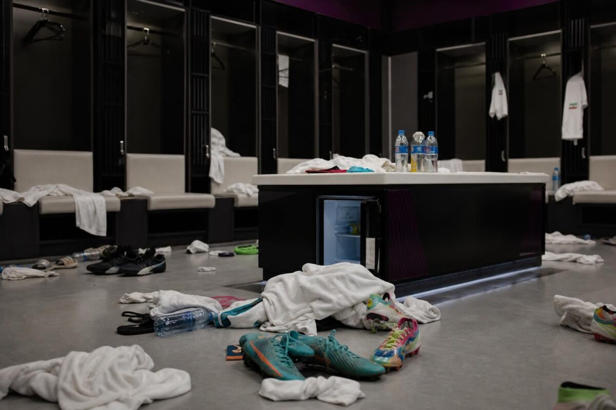 Een stille kleedkamer na een WK-wedstrijd van Iran, met een ingetogen post-match sfeer.