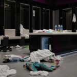 Een stille kleedkamer na een WK-wedstrijd van Iran, met een ingetogen post-match sfeer.