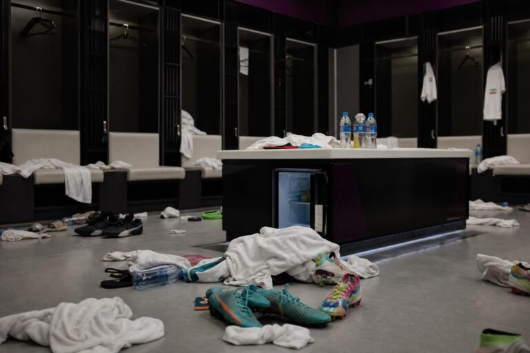 Een stille kleedkamer na een WK-wedstrijd van Iran, met een ingetogen post-match sfeer.