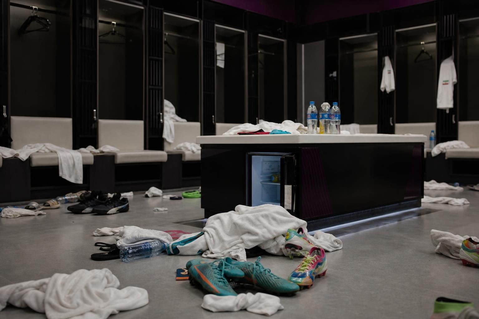 Een stille kleedkamer na een WK-wedstrijd van Iran, met een ingetogen post-match sfeer.
