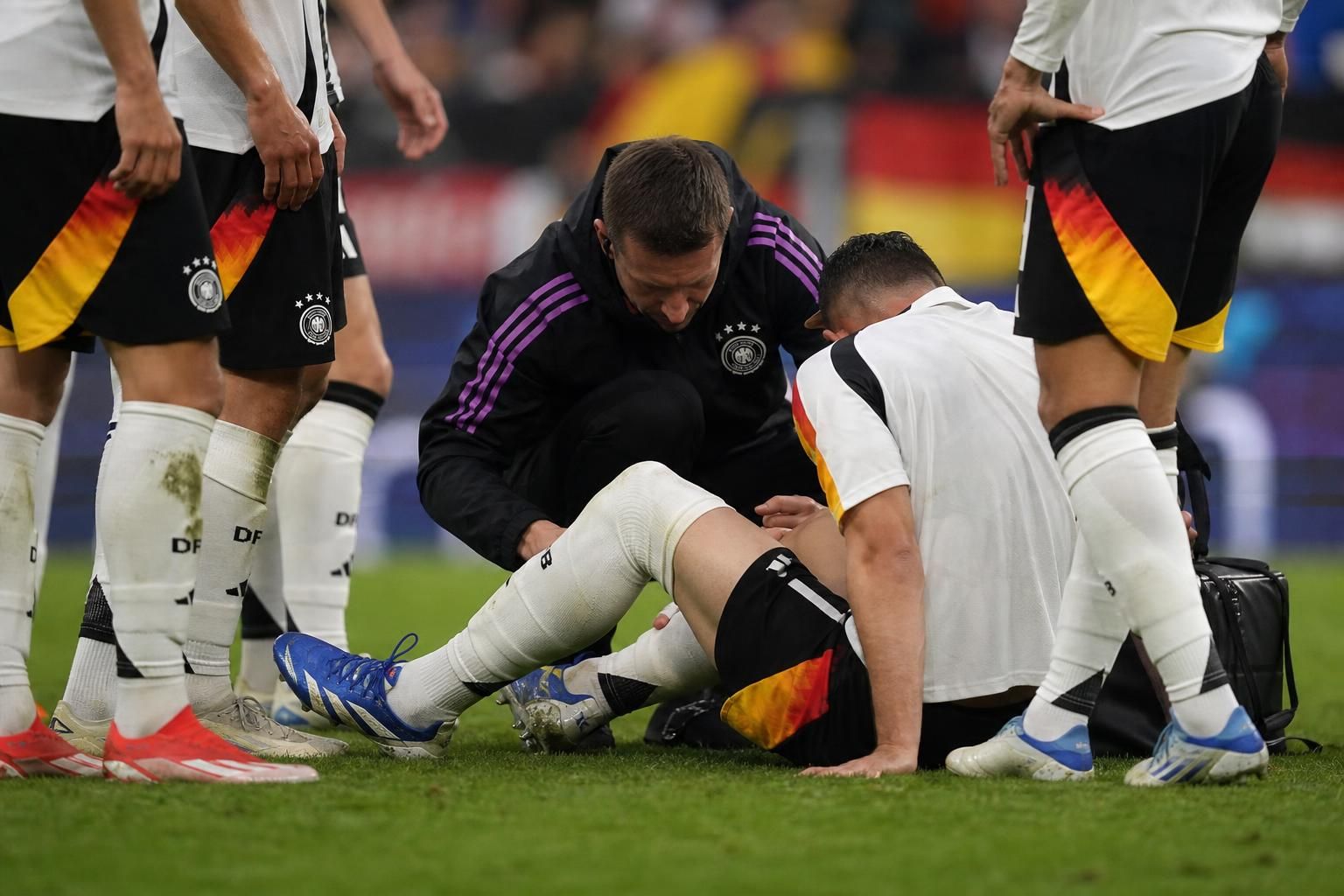 Duitsland moet op het WK verder zonder de geblesseerde Nico Schlotterbeck.