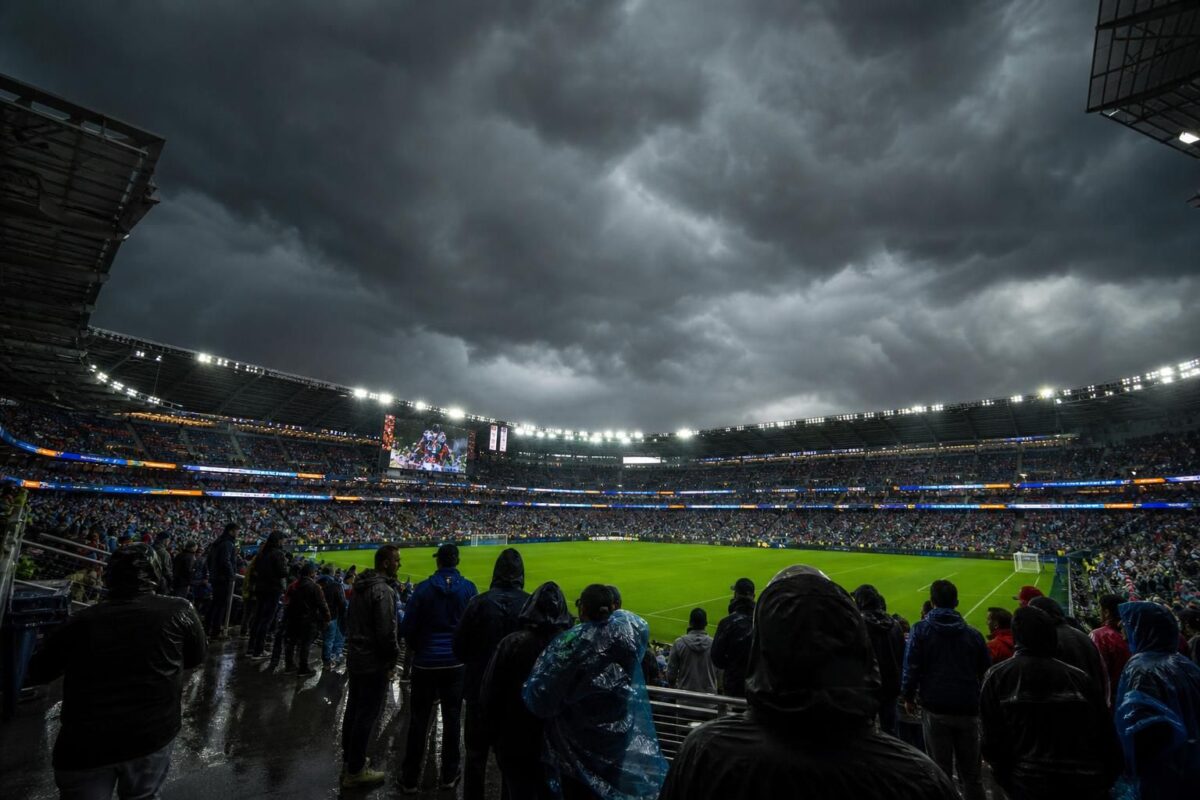 Dreigende onweerslucht boven een WK-stadion in Philadelphia