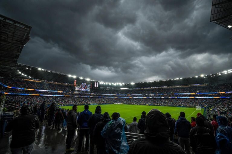 Dreigende onweerslucht boven een WK-stadion in Philadelphia