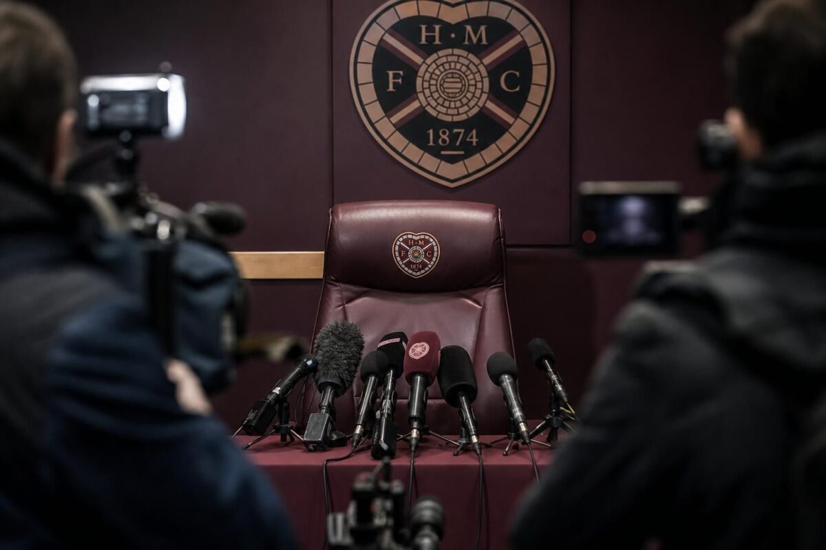 Persmoment in een Schotse stadionomgeving rond de mogelijke trainerskeuze van Hearts.