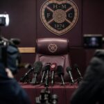 Persmoment in een Schotse stadionomgeving rond de mogelijke trainerskeuze van Hearts.
