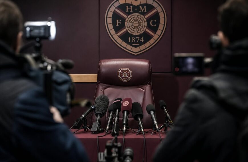 Persmoment in een Schotse stadionomgeving rond de mogelijke trainerskeuze van Hearts.