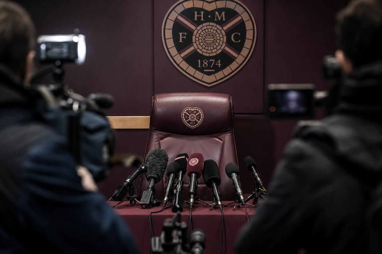 Persmoment in een Schotse stadionomgeving rond de mogelijke trainerskeuze van Hearts.