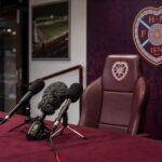 Een perscontext rond een mogelijke trainersaanstelling bij Hearts zonder herkenbare personen.