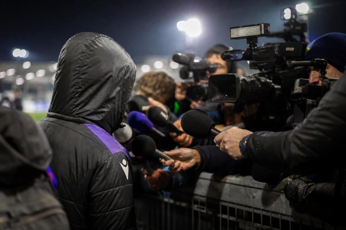 Gespannen voetbalpersmoment rond een Belgische speler na een incident naast het veld