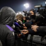 Gespannen voetbalpersmoment rond een Belgische speler na een incident naast het veld