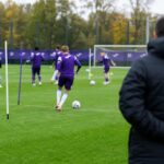 Jeugdopleiding van RSC Anderlecht in een trainingscontext zonder herkenbare gezichten