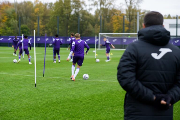 Jeugdopleiding van RSC Anderlecht in een trainingscontext zonder herkenbare gezichten