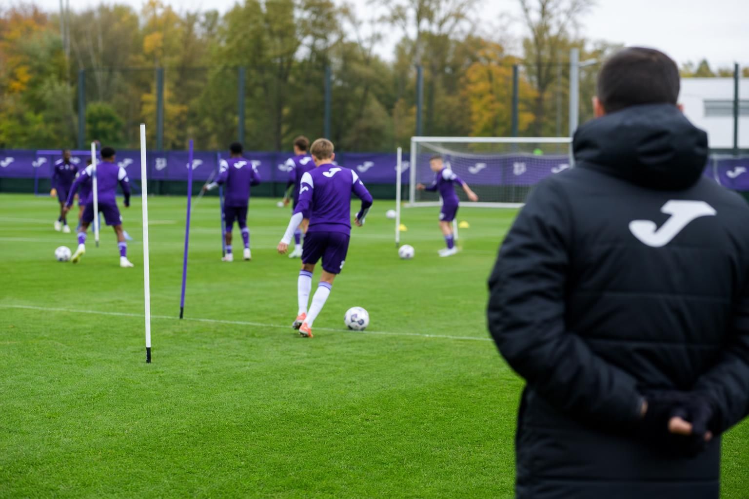 Jeugdopleiding van RSC Anderlecht in een trainingscontext zonder herkenbare gezichten
