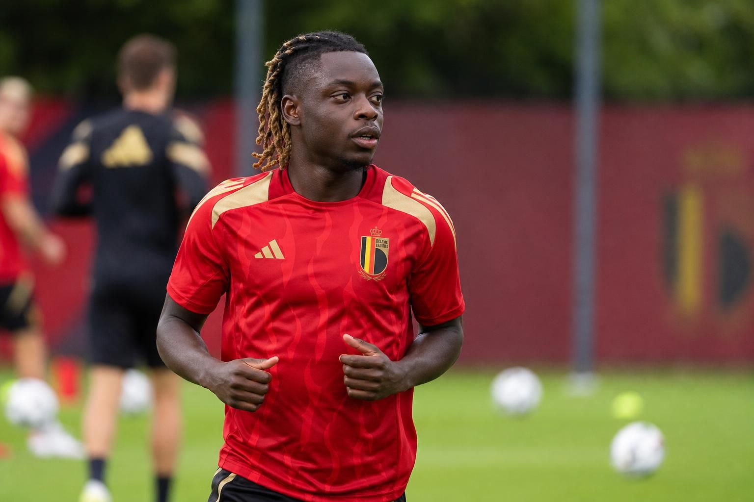 Jérémy Doku in de omgeving van de Rode Duivels tijdens de WK-voorbereiding