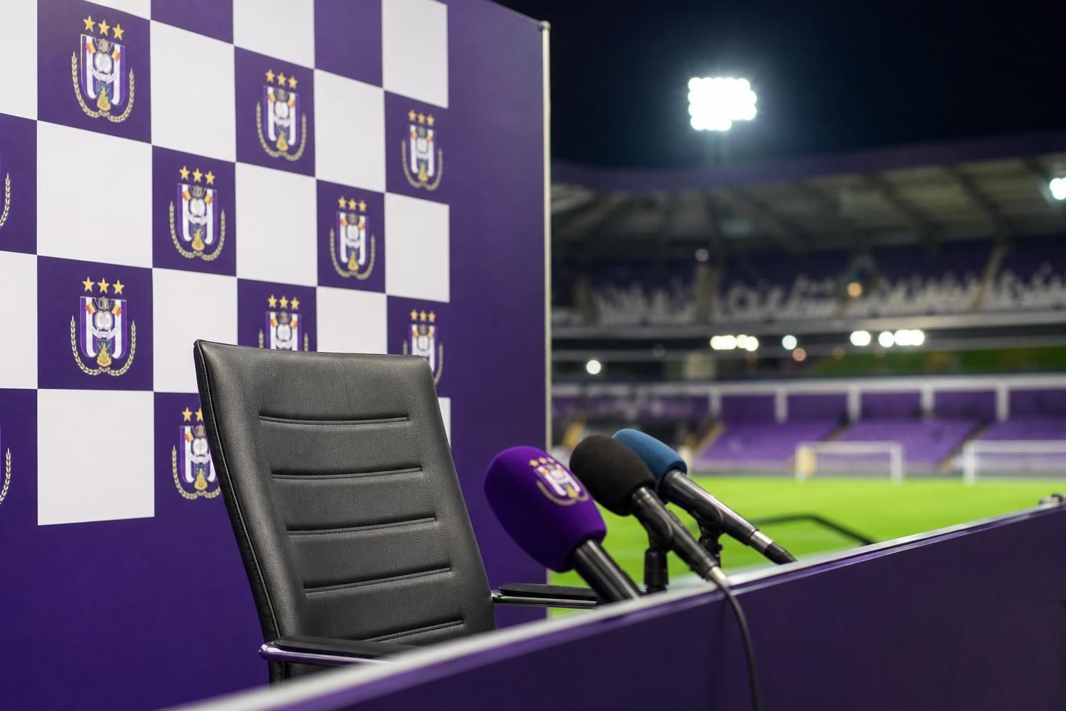 Gespannen perscontext rond de trainerszoektocht van Anderlecht zonder herkenbare personen
