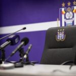 Een gespannen persomgeving rond RSC Anderlecht met een lege trainersstoel.