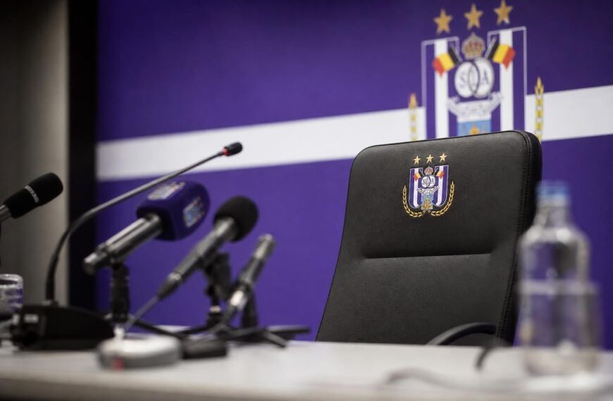 Een gespannen persomgeving rond RSC Anderlecht met een lege trainersstoel.