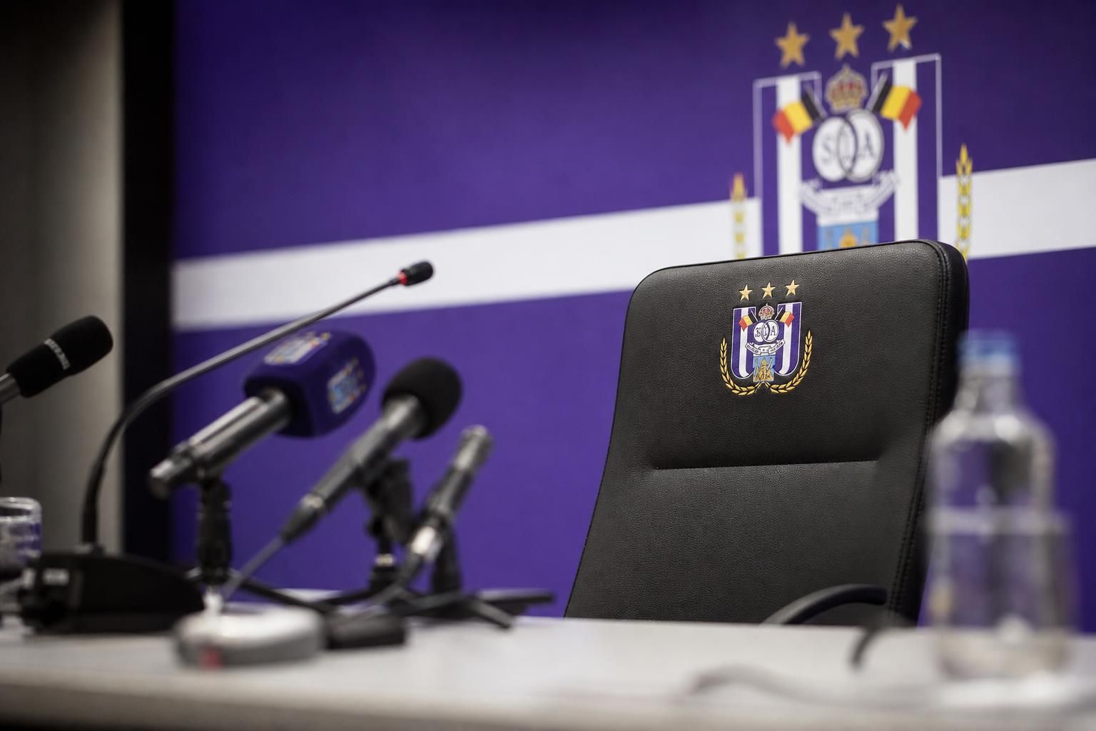 Een gespannen persomgeving rond RSC Anderlecht met een lege trainersstoel.