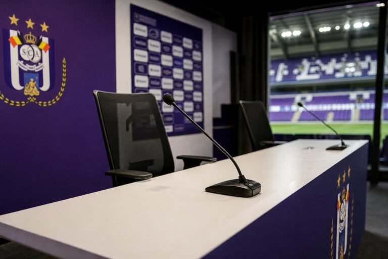 Gespannen persruimte in Anderlecht-context tijdens de zoektocht naar een nieuwe trainer