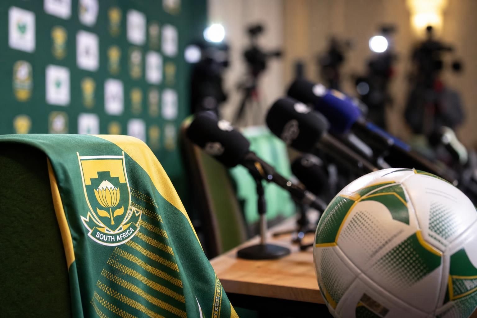 Persmoment in Zuid-Afrikaanse voetbalsfeer richting het WK