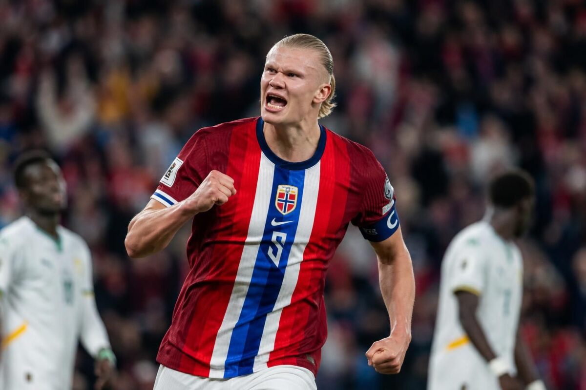 Erling Haaland viert een belangrijk WK-doelpunt voor Noorwegen tegen Senegal