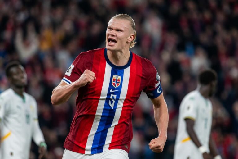 Erling Haaland viert een belangrijk WK-doelpunt voor Noorwegen tegen Senegal