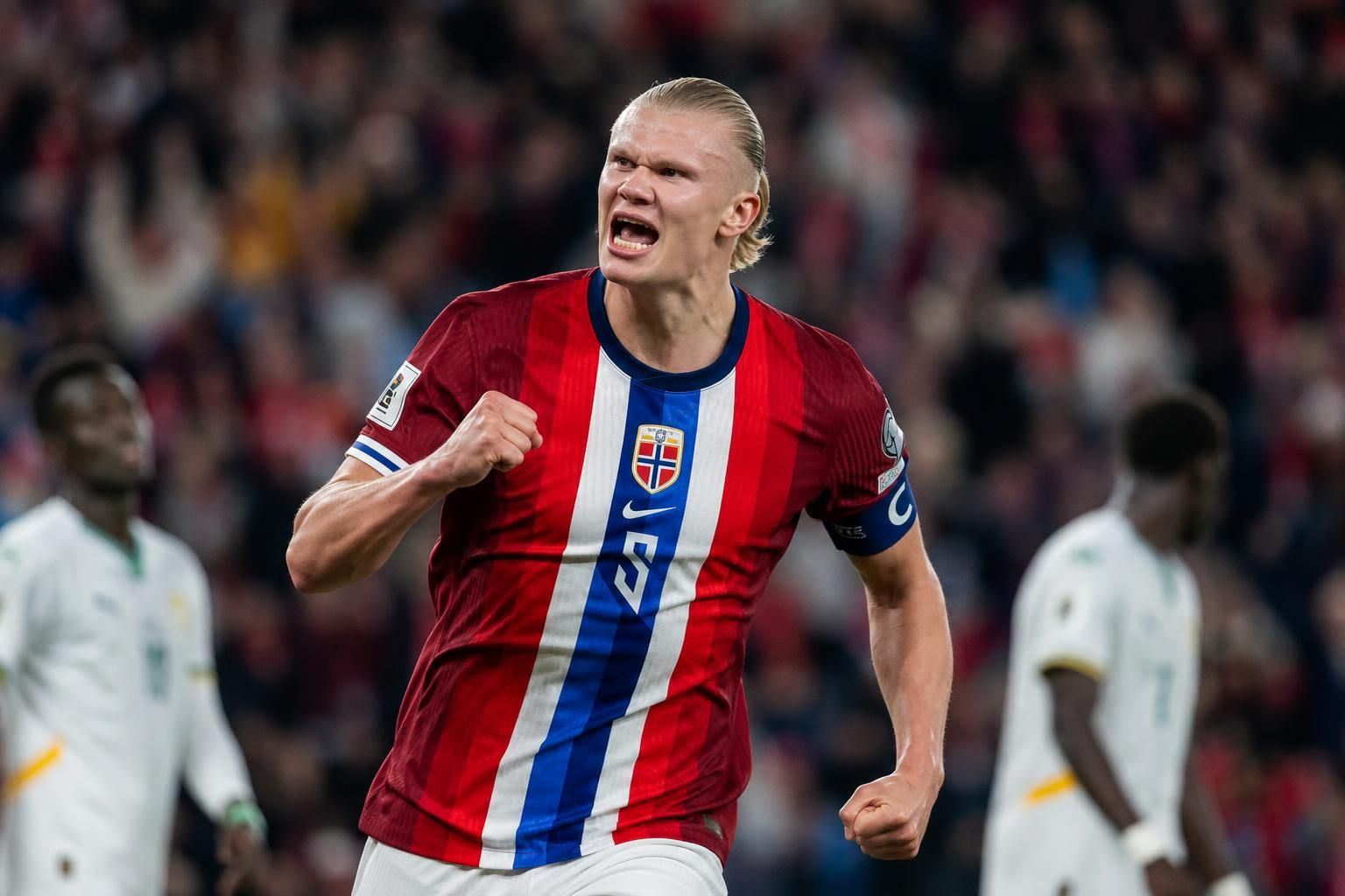 Erling Haaland viert een belangrijk WK-doelpunt voor Noorwegen tegen Senegal