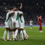 Algerije en Jordaniรซ tijdens een beladen WK-match met late emotie zonder herkenbare gezichten