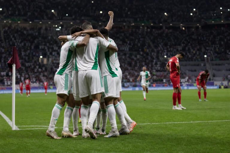 Algerije en Jordanië tijdens een beladen WK-match met late emotie zonder herkenbare gezichten