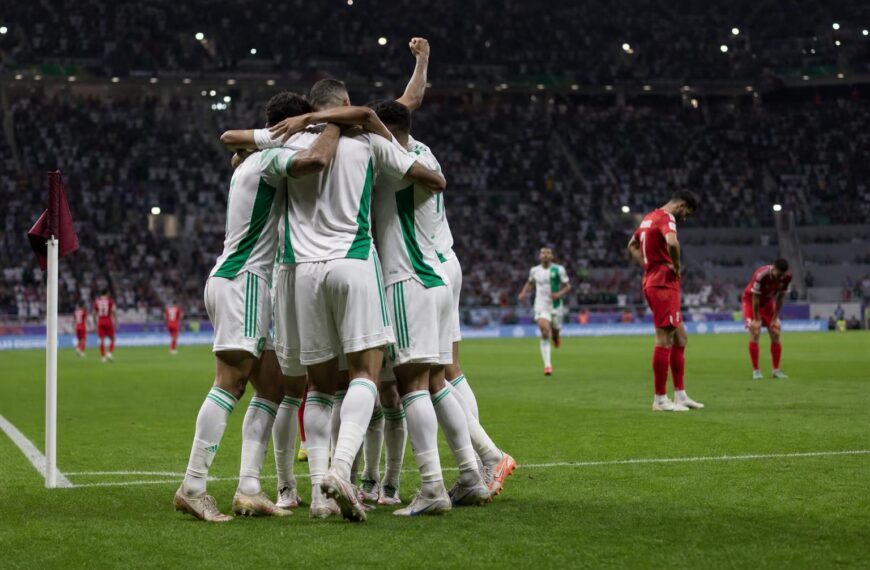 Algerije en Jordanië tijdens een beladen WK-match met late emotie zonder herkenbare gezichten