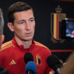 Hans Vanaken tijdens een gespannen persmoment bij de Rode Duivels