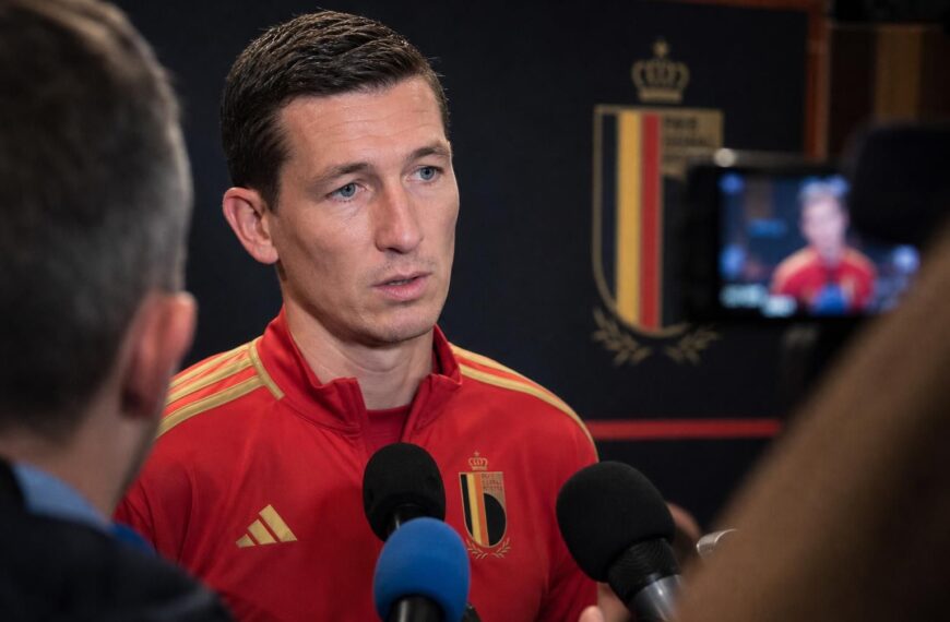 Hans Vanaken tijdens een gespannen persmoment bij de Rode Duivels