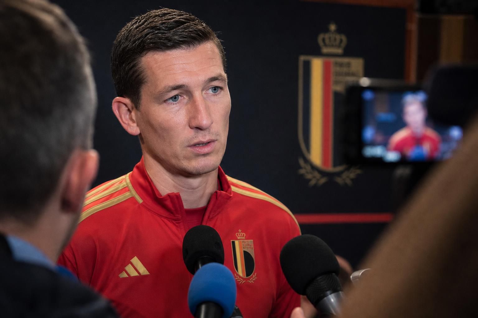 Hans Vanaken tijdens een gespannen persmoment bij de Rode Duivels