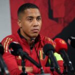 Youri Tielemans tijdens een gespannen persmoment bij de Rode Duivels
