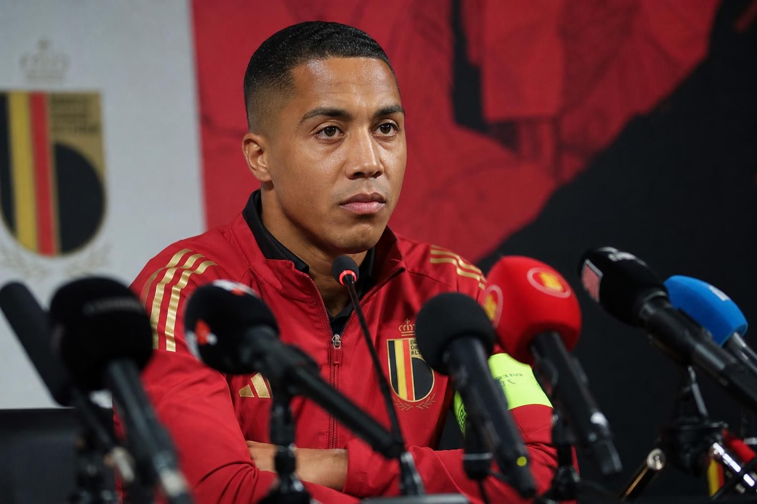 Youri Tielemans tijdens een gespannen persmoment bij de Rode Duivels