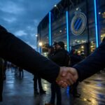 Transfercontext rond Club Brugge met gespannen stadionomgeving en perscamera's zonder herkenbare gezichten