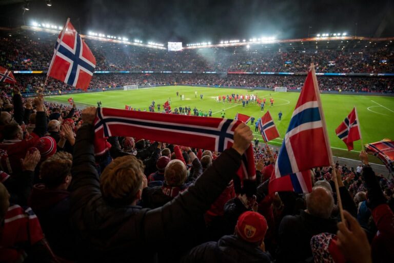 Noorse supporters vieren met de Viking Row tijdens het WK