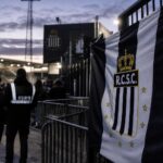 Transfercontext rond Sporting Charleroi met supporterssfeer en stadionomgeving.