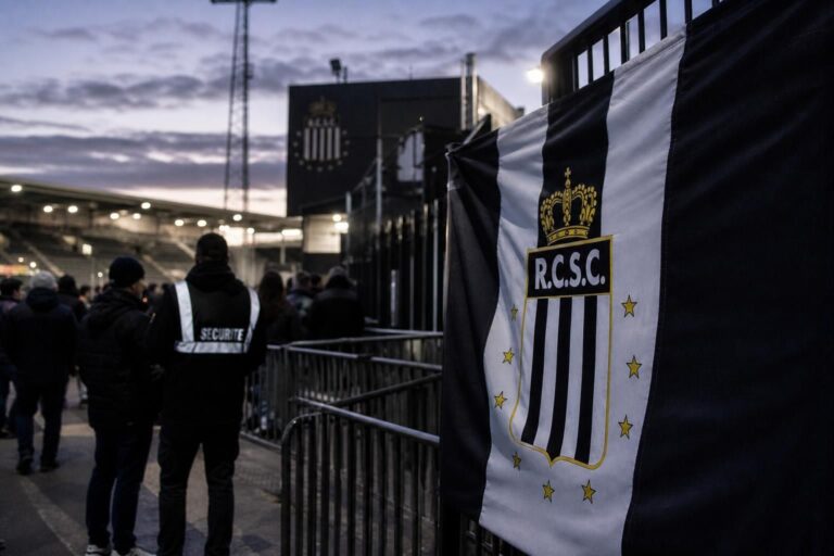 Transfercontext rond Sporting Charleroi met supporterssfeer en stadionomgeving.