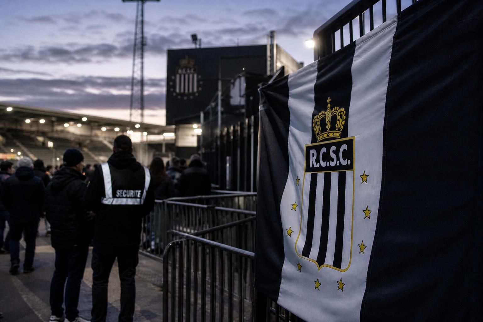 Transfercontext rond Sporting Charleroi met supporterssfeer en stadionomgeving.