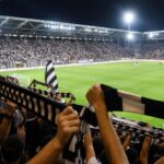 Supporters van Sporting Charleroi in feestelijke stadionsfeer voor een voorbereidingswedstrijd