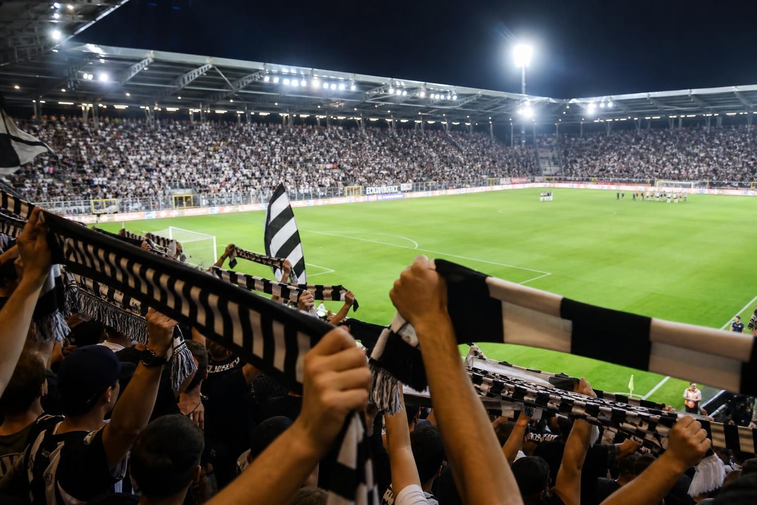 Supporters van Sporting Charleroi in feestelijke stadionsfeer voor een voorbereidingswedstrijd