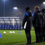 Een assistent-coach in Club Brugge-context tijdens een training zonder herkenbare gezichten.