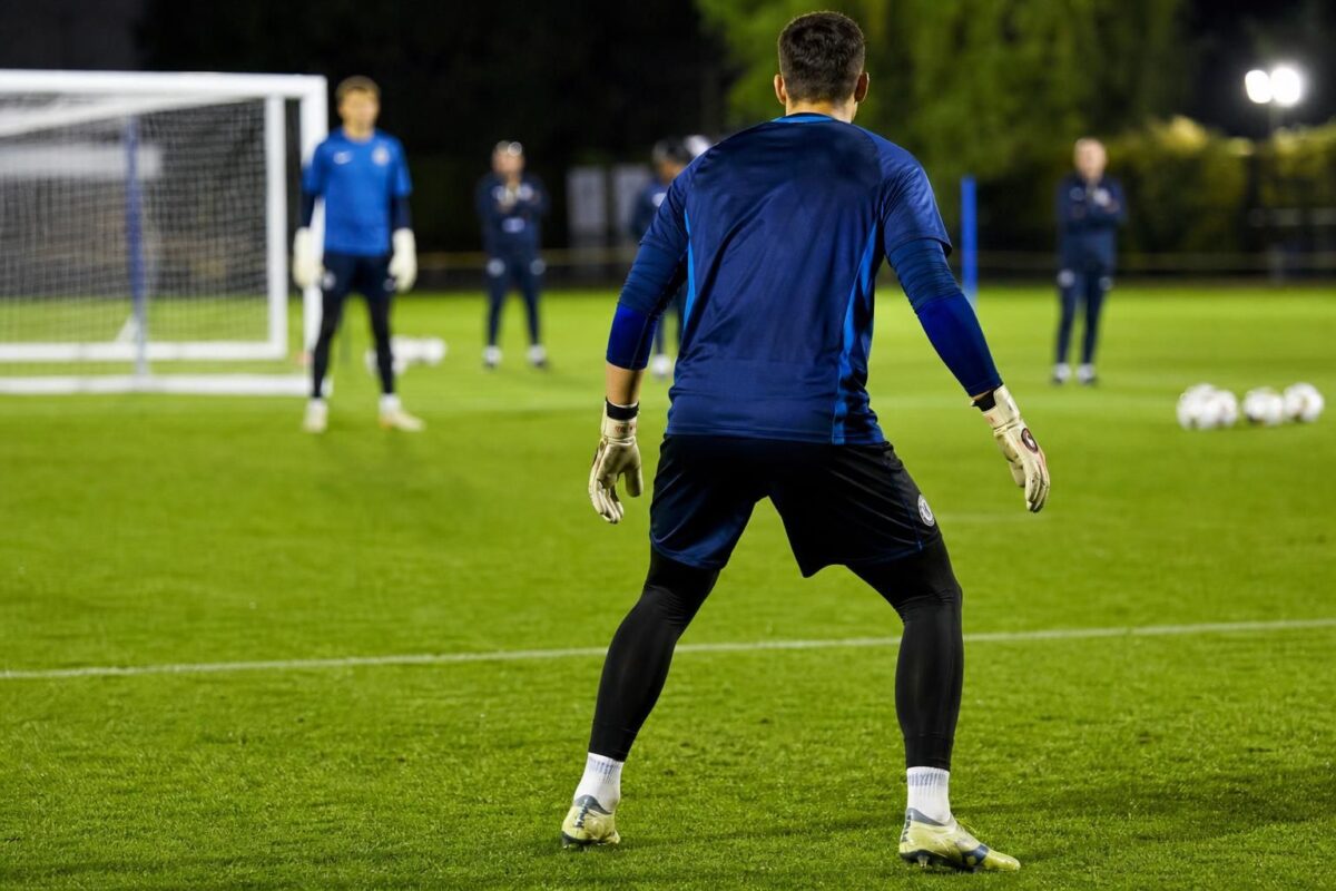 Chelsea-getinte keeperstraining als beeld bij de kans voor Mike Penders na het WK.