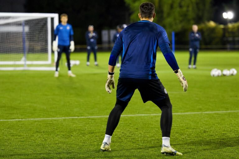 Chelsea-getinte keeperstraining als beeld bij de kans voor Mike Penders na het WK.