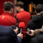 Maxim De Cuyper bij de Rode Duivels tijdens een persmoment
