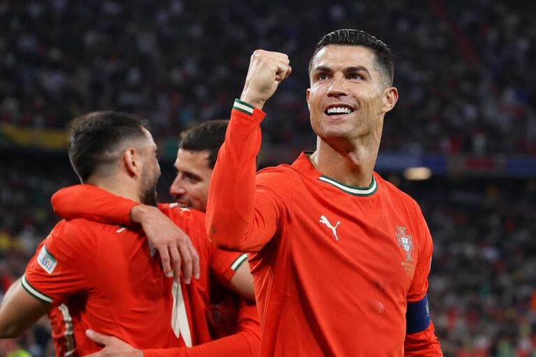 Cristiano Ronaldo viert met Portugal tijdens de ruime WK-zege tegen Oezbekistan