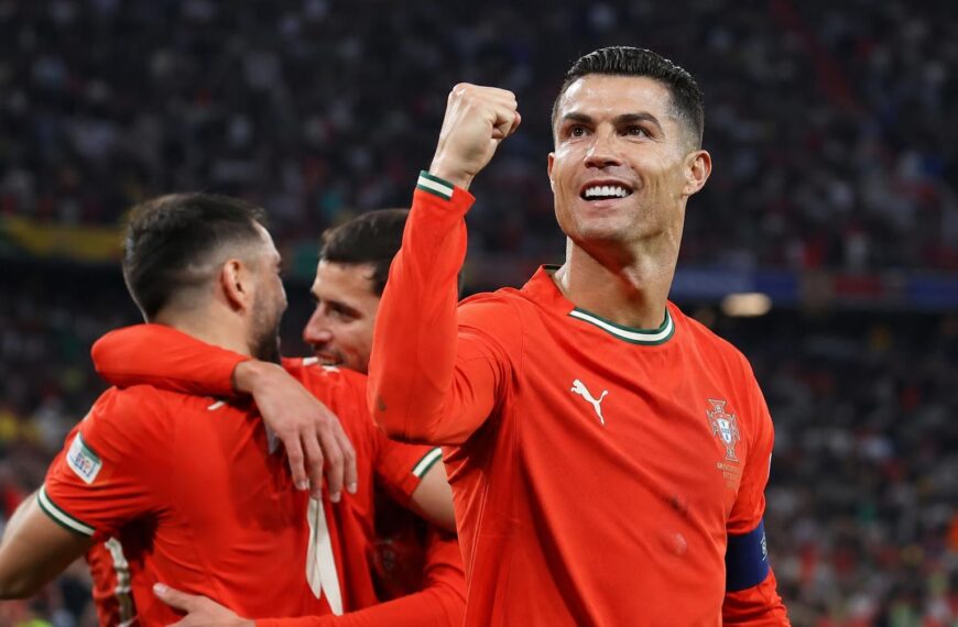 Cristiano Ronaldo viert met Portugal tijdens de ruime WK-zege tegen Oezbekistan