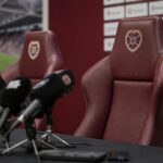 Persmoment in een voetbalstadion rond een mogelijke trainerswissel bij Hearts
