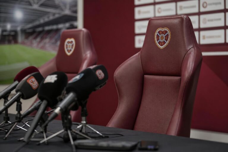 Persmoment in een voetbalstadion rond een mogelijke trainerswissel bij Hearts